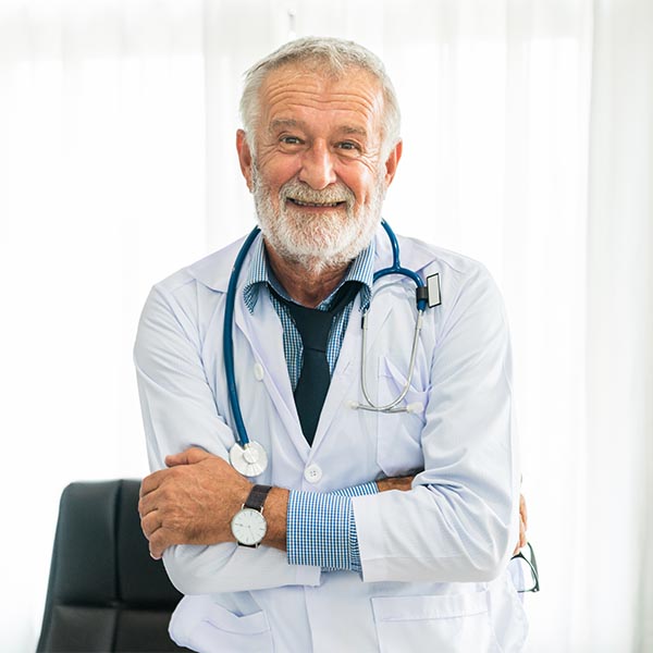 Idős doktor aki elégedett az orvosi szoftverrel