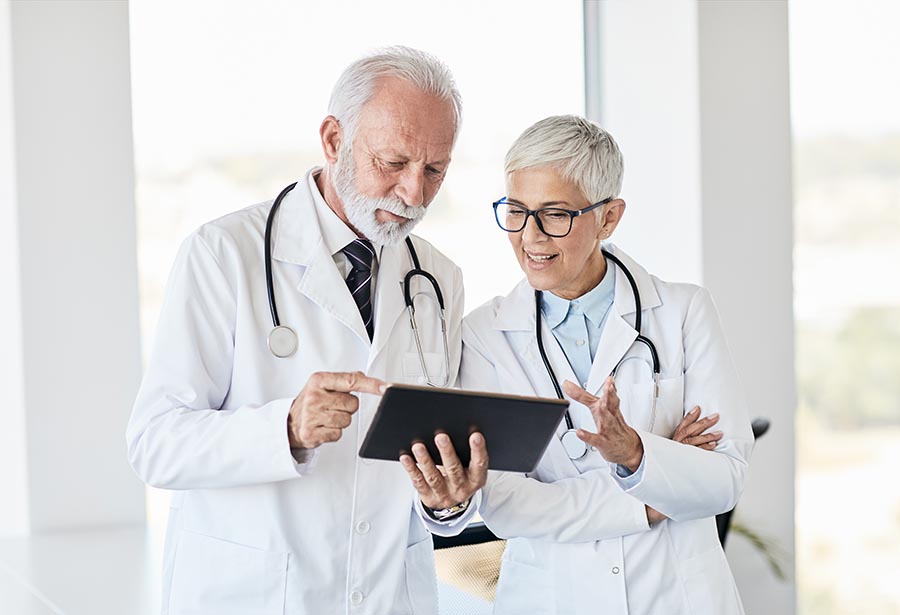 Két orvos nézi a tablettet